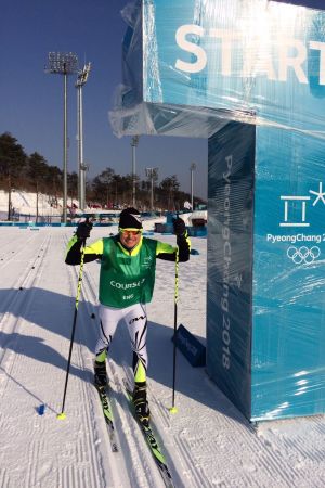 Glenn Lindholm håller koll på skidspåren i Pyeongchang Yle Sportens expertkommentator Glenn Lindholm vid OS 2018.