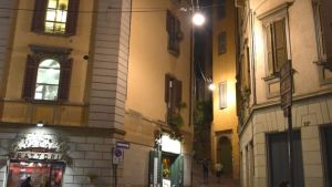 Bergamo är en vacker gammal stad i landskapet Lombardiet. Grändi Italien