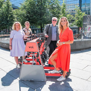 Christina Moe Gjerde längst till höger, tillsammans med representanter för olika organisationer då Voi i juni 2020 invigde nya parkeringsställningar för elsparkcyklar i Oslo. Fyra personer står på en gågata vid en parkeringsställning för elsparkscyklar. Det är sommar så två av de tre damerna har klänningar.