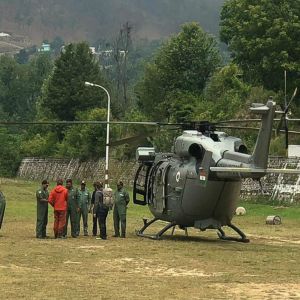 En räddningshelikopter som deltar is paningarna efter de försvunna bergsbestigarna i indiska Himalayas