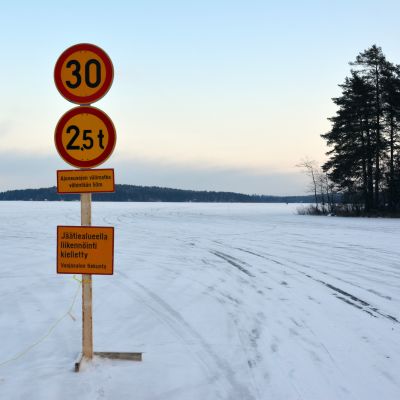 Vaajasalon jäätien kaupungin puoleinen pää.