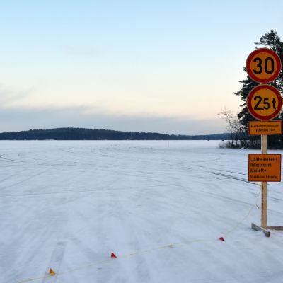 Vaajasalon jäätien kaupungin puoleinen pää.