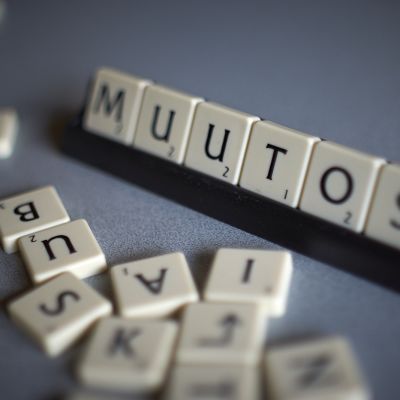 Irtokirjaimista muodostuu sana muutos.