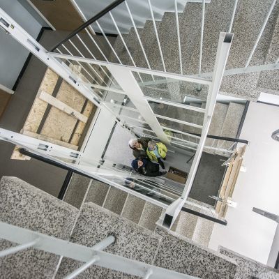 Asukkaat seisovat hissikuilussa.