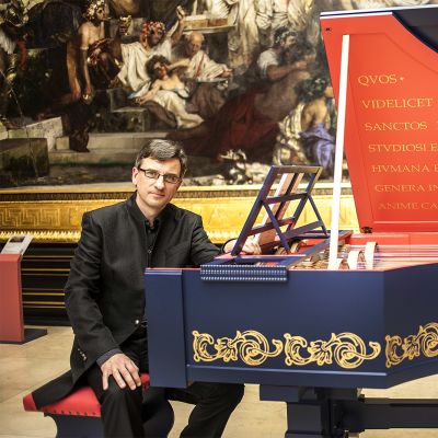 Pianisti Slawomir Zubrzycki istuu rakentamansa soittimen äärellä