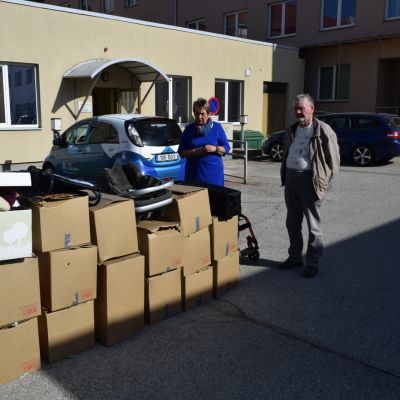 Äitiyspakkauksia Eestin Vöryssa.