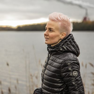 Yrittäjä Martta Tervonen kävelyllä meren rannassa.