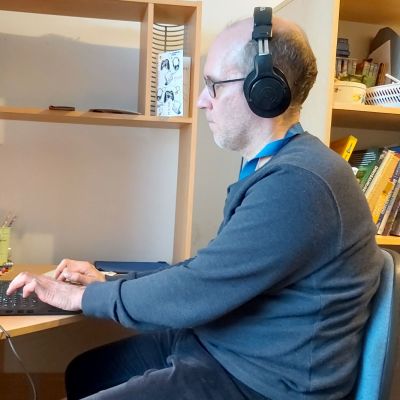 Michael Perukangas on tehnyt tekstinkäsittelijän työtä koronapandemian aikana kotonaan Porvoossa.