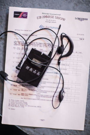 radiopuhelin selostuksen seuraamiseen