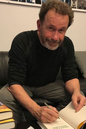 Per Petterson signerar sin bok "Menn i min situasjon". Författaren Per Petterson signerar sin senaste bok.
