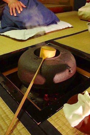 Chado - teceremoni är ett måste för varje geisha. Det är vanligt att ta lektioner ta varje vecka för att lära sig tekniken till fulländning Chado - teceremoni är ett måste för varje geisha. Det är vanligt att ta lektioner ta varje vecka för att lära sig tekniken till fulländning. 2. Solfjädern är oftast det enda verktyget geishan har tillgång till på scenen.