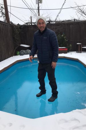 Jessica Sundin man Jason Sae-saue står på familjens frusna pool. Jason Sae-saue står på en frusen pool
