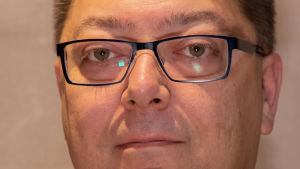 Michael von Bell säger att flera lärare är besvikna över besluten. Man med glasögon i närbild.