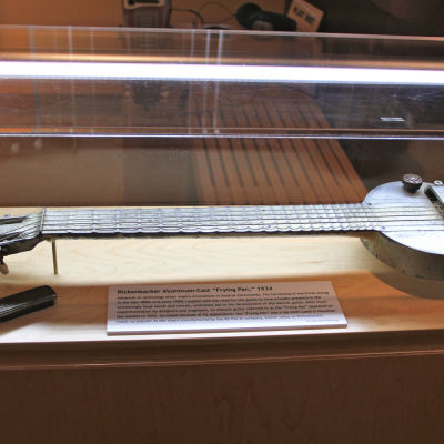Bild av den första elgitarren, Rickenbackers "stekpanna"