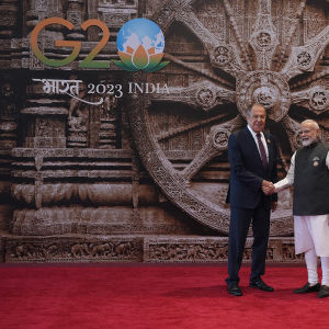 Indiens premiärminister Narendra Modi och Rysslands utrikesminister Sergei Lavrov på G20-toppmöte. 