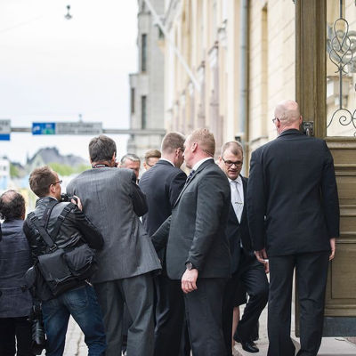 Säkerhetsvakter övervakar statsminister Sipilä