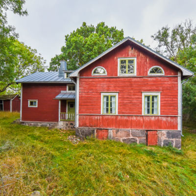 Ett rött hus i trä på Tovö i Ekenäs skärgård.