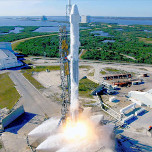 År 2017 åkte den här Falconraketen upp i rymden, Falcon9-raket med Dragon-kapsel startklar vid Cape Canaveral.
