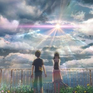 En pojke och en flicka står på ett tak och ser på en färgsprakande himmel där solstrålarna precis bryter fram.