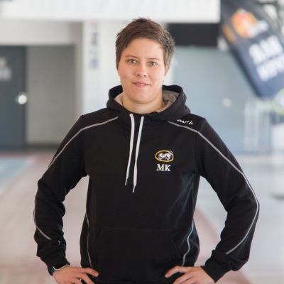 Oulun Kärppien naisjoukkueen päävalmentaja Mira Kuisma on jo kokenut valmentaja nuoresta iästään huolimatta.