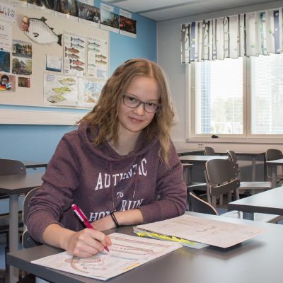 Iida-Maria Huhta värikkäiden muistiinpanojen kanssa