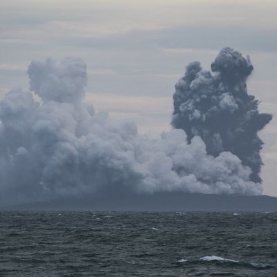 Vulkanön Krakatau fotograferad fredagen den 28 december, knappt en vecka efter utbrottet som utlöste en dödlig tsunami 