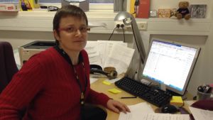 Bodil Lindholm koordinerar över 65-årigas närståendevård i Kyrkslätt. bodil lindholm är närståendevårdskoordinator i kyrkslätt