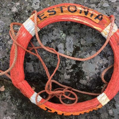 Kalliolla oranssi pelastusrengas, jossa lukee Estonia ja Tallinna.