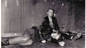 Marcus Groth (sittande) och Christian Lindblad i I väntan på Godot, 1985. Scen ur uppsättningen av I väntan på Godot, 1985.