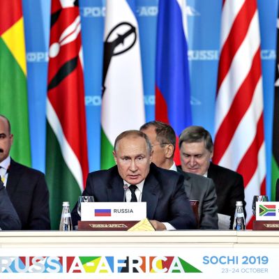 Venäjän presidentti Vladimir Putin ensimmäistä Venäjän ja Afrikan maiden huippukokousta Sotšissa Mustanmeren rannalla.
