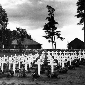 Talvisodassa kaatuneiden sankarihaudat Porvoon hautausmaalla välirauhan aikana.