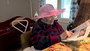 Kyllikki Bergström är 103 år och älskar sin sommarhatt. En gammal dam med en vacker hatt på.