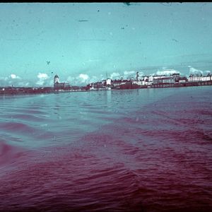 Jalmari Lankinen fotograferade Viborg från havet 1942. I mitten av bilden syns Viborgs slott.