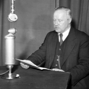Väinö Tanner kertoo radiossa rauhasta (1940).