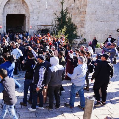 Mielenosoittajat kerääntyivät Damaskos-portille huutamaan iskulauseita.