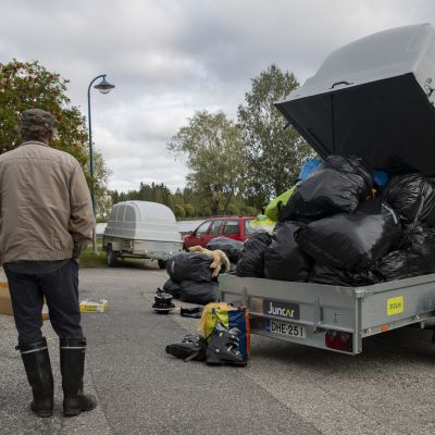Eesti klubi Ry:n miehet seisovat vaateavustus peräkärryn vieressä.