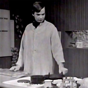 Jaakko Kolmonen ja Veijo Vanamo valmistavat vappuruokaa pakastekanasta (1972).