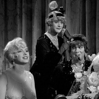 Sugar (Marilyn Monroe), basisti Jerry/Daphne (Jack Lemmon) ja saksofonisti Joe/Josephine (Tony Curtis) elokuvassa Piukat paikat