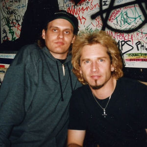 Med Kiss trummis Eric Singer på Tavastias backstage 1996. Lasse Grönroos och Eric Singer (Kiss) på Tavastias backstage 1996.