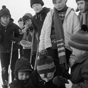 Koulupojat auttavat loukkaantunutta ystäväänsä hiihtomäessä (1966).