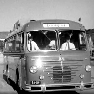 Suomen Turistiauton bussi matkalla kohti Leningradia (1958).