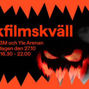 Oranssi teksti "Skräckfilmskväll på Yle X3M och Yle Arenan torsdagen den 27.10 kl.16.30-22.00" mustalla taustalla ja oranseilla "hampailla" ylhäällä ja alhaalla kuvassa. Kuvan oikeassa alakulmassa Halloween kurpitsa.