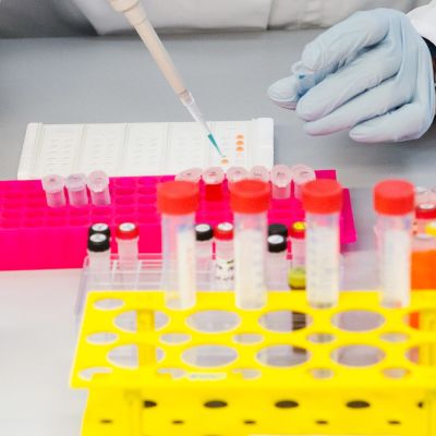 Tutkija työskentelee laboratoriossa.