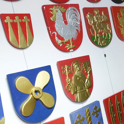 Kuntien vaakunoita kuntatalon käytävällä Helsingissä.