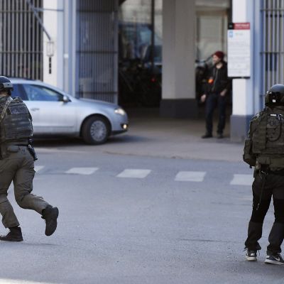 Raskaasti aseistettuja poliiseja työtehtävässä Helsingissä Lapinlahden puistikon reunalla.