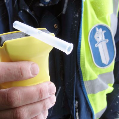 poliisilla alkometri kädessä