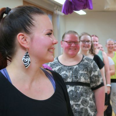 Mimmu Pietilä (vas.) vetää naisten jonoa tanssitunnilla