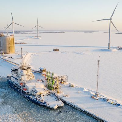 Jäänmurtaja Polaris tankkaa LNGtä Tornion Röyttässä.