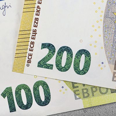100 ja 200 euron setelit.