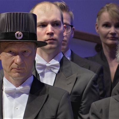 Ismo Alanko tohtorinhattu pääsään.